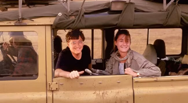 Jobs thậm chí còn không hề thương xót khi Gates rời Microsoft vào năm 2006 để tập trung vào tổ chức từ thiện của mình. "Về cơ bản, Bill không có bất cứ tưởng tượng và chưa bao giờ phát minh ra một thứ gì hết, đó là lý do vì sao tôi nghĩ anh ấy sẽ thấy thoải mái hơn khi làm từ thiện" – Jobs thẳng thắn chia sẻ.