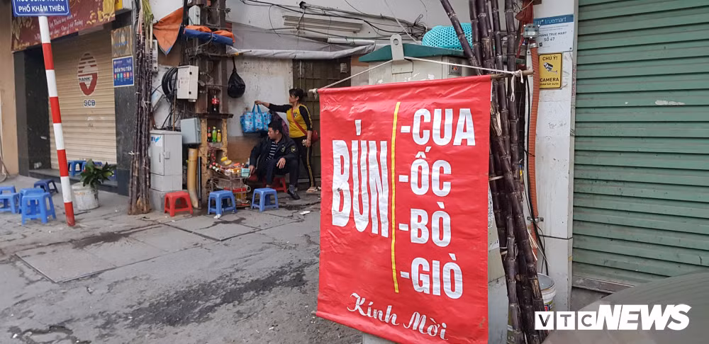 Chuyện "hét giá", "chặt chém" dường như đã là thông lệ mỗi khi Tết đến, xuân về. Các dịch vụ như ăn uống, gửi xe, rau xanh, hoa quả... đều tăng giá mạnh.