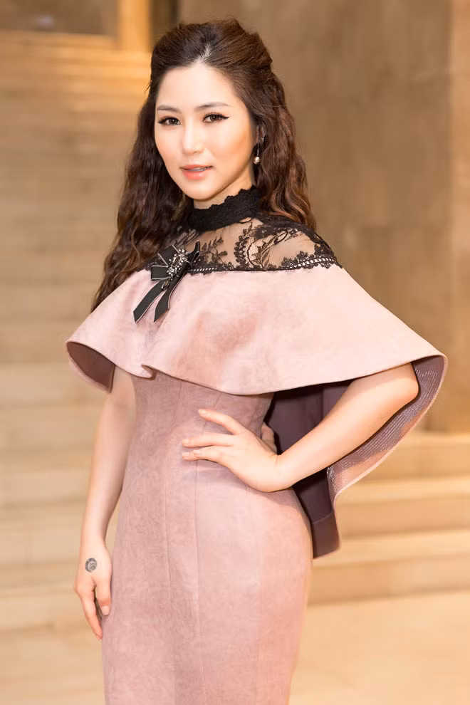 Dù tuổi đời Hương Tràm cũng còn khá trẻ, nhưng so với Đức Phúc, cô đã có kinh nghiệm ngồi ghế nóng vì từng làm HLV tại The Voice Kids. Sau hai ngày đầu quay hình The Debut, nữ ca sĩ cho biết, cô nhận ra thuở đầu đi hát của mình có quá nhiều thiệt thòi so với các thí sinh ngày nay.