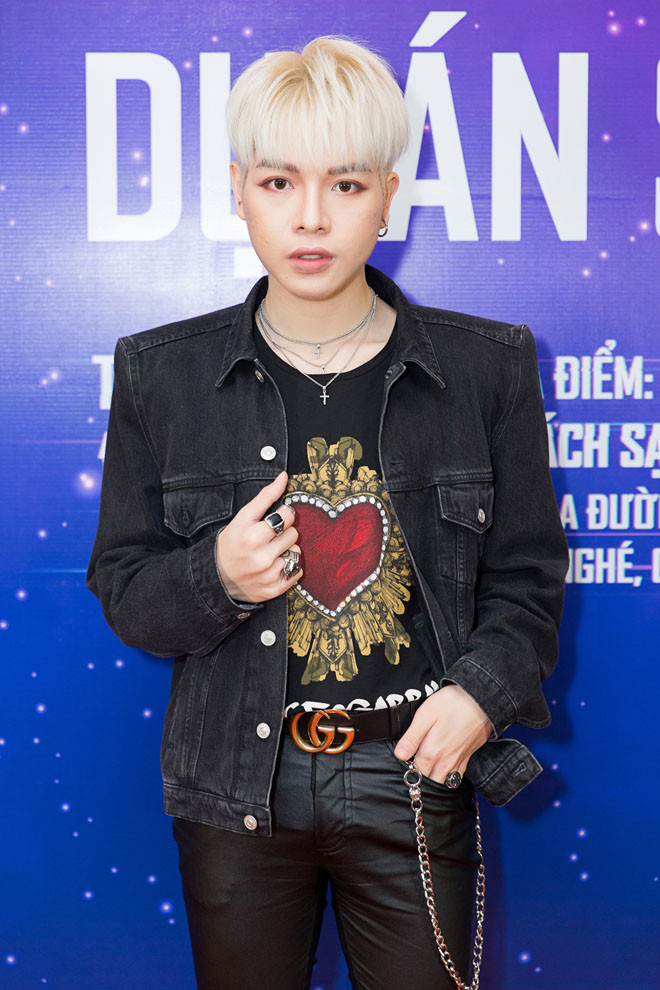 Khi bị đặt câu hỏi về năng lực ngồi ghế nóng, Đức Phúc bình thản chia sẻ: “Tôi đến với The Debut trong tâm thế thoải mái, vui tươi và mang lại nhiều tiếng cười cho mọi người. Dù thời gian hoạt động của tôi chưa đủ lâu, tên tuổi cũng không quá nổi tiếng, nhưng khi đến với chương trình, tôi vẫn cố gắng chia sẻ cho họ kinh nghiệm từng đi thi như một thí sinh, và ra đời làm nghề mà tôi đã tích luỹ được thời gian qua. Những khoản tôi thiếu hoặc chưa làm được, chị Hoàng Thùy Linh và Hương Tràm sẽ thay tôi lo việc đó”.