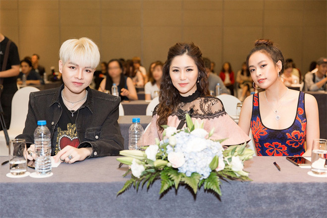 Việc ba vị giám khảo trẻ đảm nhận vai trò “cầm cân nảy mực” trong một cuộc thi ca hát khiến nhiều người không khỏi hoài nghi về khả năng của họ. Đáng chú ý là trường hợp của Đức Phúc – một chàng trai chỉ vừa nổi tiếng trong khoảng một năm gần đây và có tuổi đời, tuổi nghề còn rất trẻ.