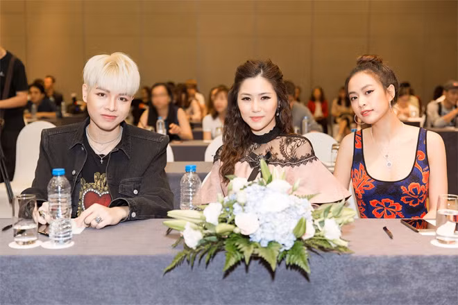 Việc ba vị giám khảo trẻ đảm nhận vai trò “cầm cân nảy mực” trong một cuộc thi ca hát khiến nhiều người không khỏi hoài nghi về khả năng của họ. Đáng chú ý là trường hợp của Đức Phúc – một chàng trai chỉ vừa nổi tiếng trong khoảng một năm gần đây và có tuổi đời, tuổi nghề còn rất trẻ.