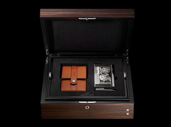 Khi mua “bút”, khách hàng sẽ được tặng kèm một bao da và hộp đựng bằng gỗ vô cùng sang trọng.