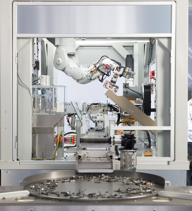 Nâng suất làm việc của Daisy cao hơn nhiều so với cách làm thủ công. Robot có thể tháo dỡ một chiếc iPhone trong nháy mắt rồi sắp xếp linh kiện rời vào các khay chứa riêng.