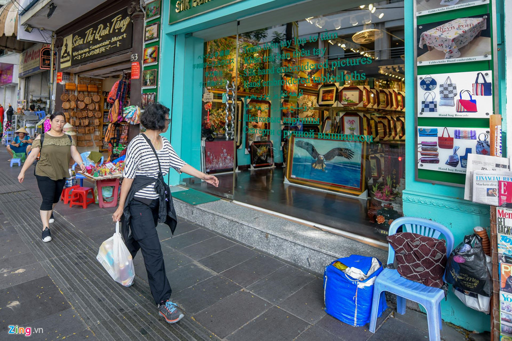 Thời điểm năm 2007-2009, đường Đồng Khởi từng lập kỷ lục về giá đất ở Việt Nam khi bắt đầu xuất hiện những tin rao bán hơn 1 tỷ đồng/m2, trở thành một trong những con phố triệu đô nổi tiếng nhất thị trường bất động sản Việt Nam.