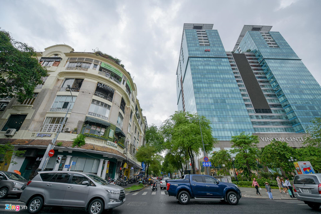 Con đường cũng được bao quanh bởi các trung tâm tài chính, trung tâm thương mại cao cấp, hiện đại như tháp đôi TTTM Vincom, tòa nhà Opera View, tòa nhà Sài Gòn Metropolitan, Union Square...