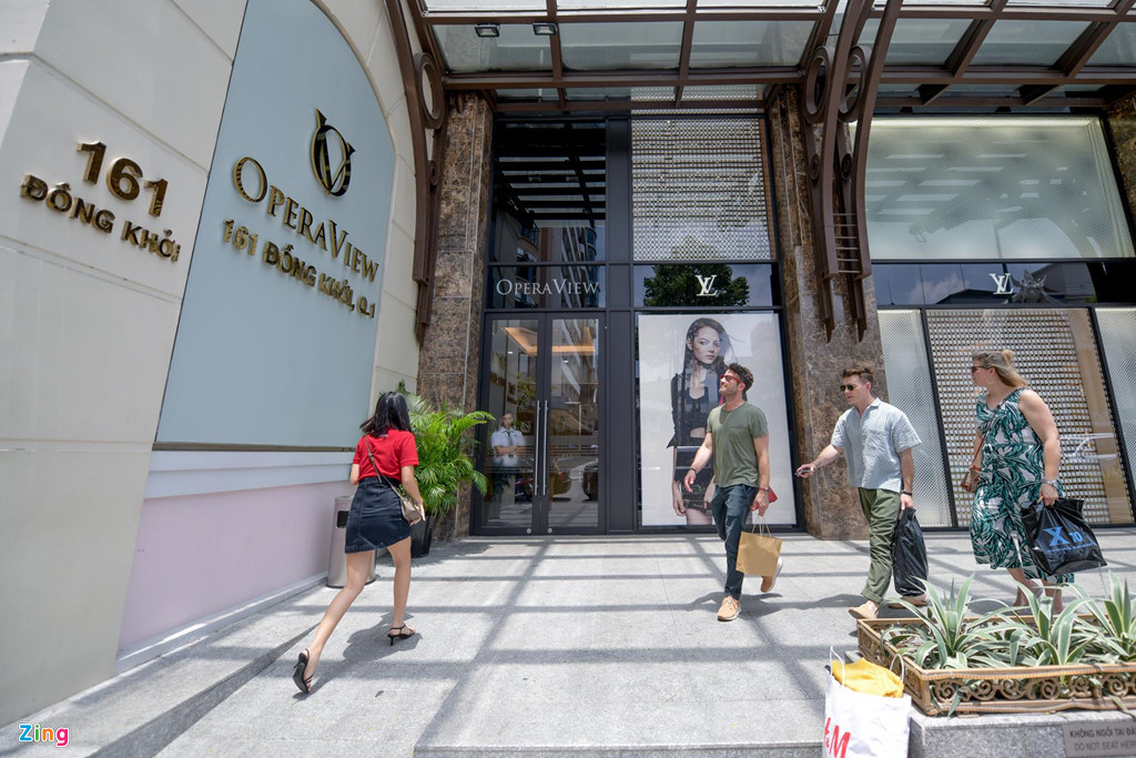 Các thương hiệu xa xỉ như Louis Vuitton, Dior, Versace.. đều có mặt ở đây, tạo nên khu phố mua sắm xa hoa.