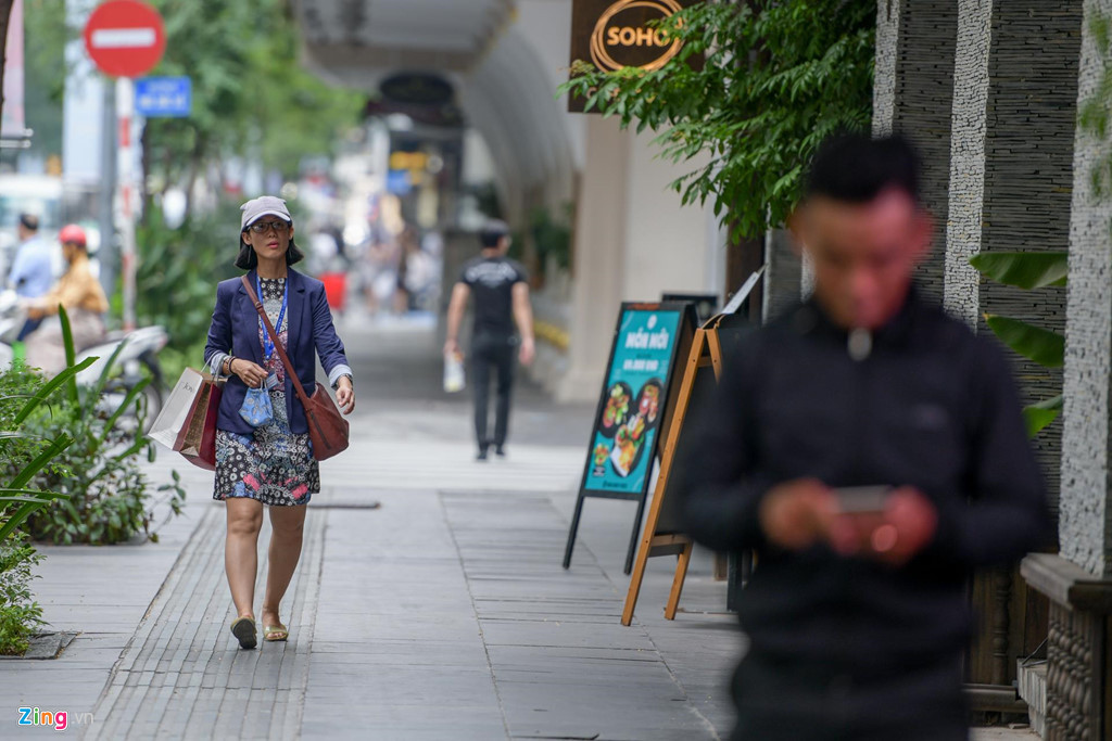 Vỉa hè khu phố Đồng Khởi khá sạch sẽ và thoáng đãng, người dân và du khách có thể thoải mái đi lại.