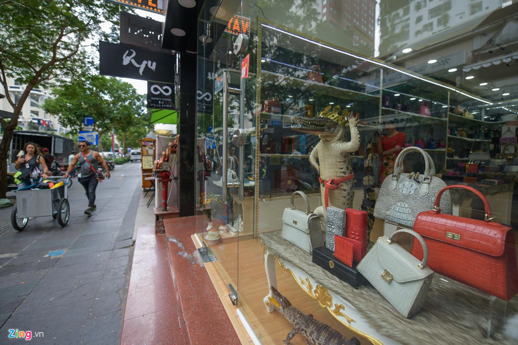 Nhờ sức hút khách du lịch và các hoạt động giải trí, mua sắm, thị trường cho thuê bất động sản ở đây cũng rất sôi động và có giá siêu đắt đỏ. Các ngôi nhà mặt tiền ở đây thường có giá cho thuê từ 150 - 250 triệu/tháng tùy theo diện tích sử dụng.