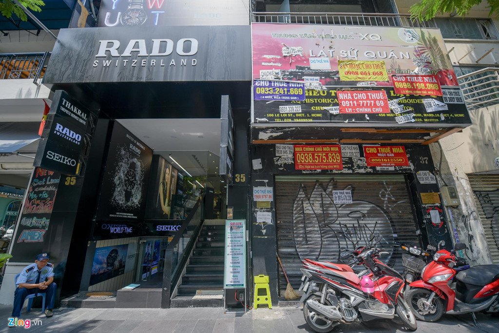 Nhiều địa điểm dán quảng cáo cho thuê. Người dân cho biết tại điểm này, ngay khi có thông báo cho thuê, một doanh nhân Singapore đã nhanh chân giữ chỗ với mức giá thuê hơn 200 triệu đồng/tháng. Hiện doanh nghiệp này vẫn trong quá trình hoàn tất thủ tục nhà đất trước khi chính thức đi vào hoạt động.