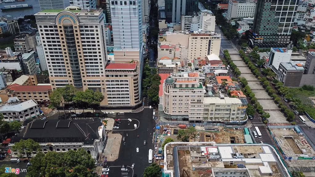 Nằm song song với đường Nguyễn Huệ, Đồng Khởi đã trở thành điểm đến quen thuộc của người dân TP.HCM và du khách với nhiều hoạt động, sự kiện hoành tráng được tổ chức vào các dịp lễ, hội lớn của thành phố.