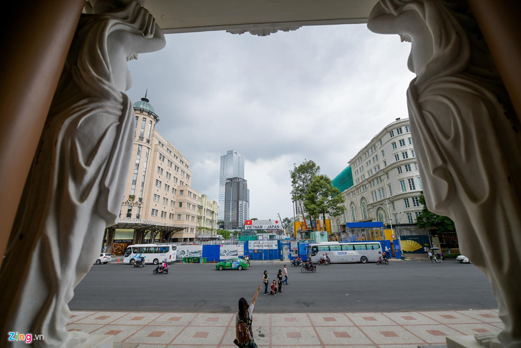 Các công trình tiêu biểu nằm trên trục đường này như Nhà hát Thành phố, Nhà thờ Đức Bà, Công trường Lam Sơn (trước đây là Quảng trường Francis Garnier)...