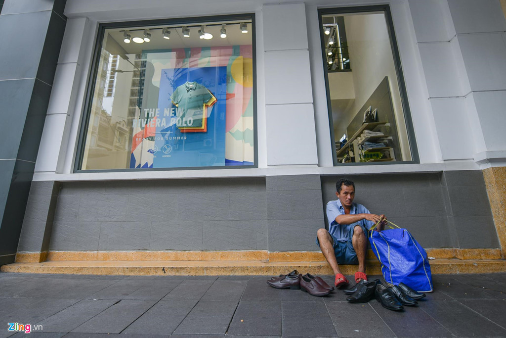 Tuy nhiên, trên thực tế, nhà đất được rao bán trên những con đường này thường có giá không dưới 800 triệu/m2, cao gấp 7-8 lần so với mức UBND công bố. Khảo sát ở các trang bất động sản trực tuyến, mỗi mét vuông đất mặt tiền trên đường này dao động từ 850 triệu - 1,3 tỷ đồng, thậm chí có những ngôi nhà được chủ nhà rao bán với giá hơn 1,5 tỷ đồng/m2.