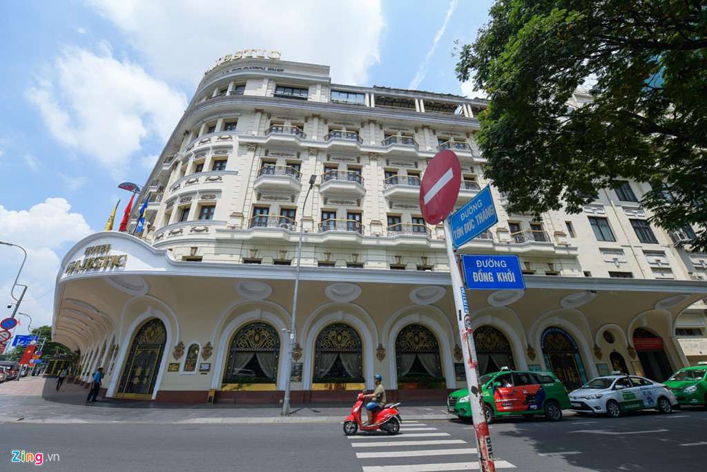 Theo bảng giá đất trên địa bàn thành phố của UBND TP.HCM đưa ra và áp dụng cho giai đoạn 2015-2019, bất động sản trên đường Đồng Khởi được áp mức 162 triệu đồng/m2. Các tuyến đường lân cận như Nguyễn Huệ, Lê Lợi, Tôn Đức Thắng... cũng được quy định giao dịch ở mức giá tương tự.