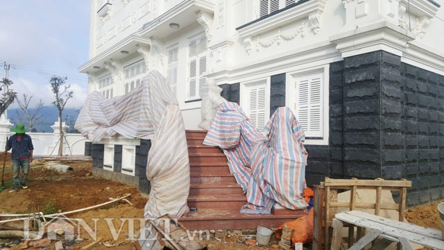 Thành cầu thang ngoài trời vào trong căn biệt thự được dựng bằng đá trắng nguyên khối.