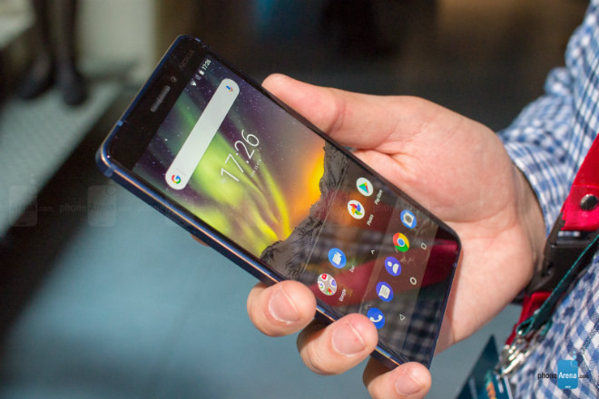 Cạnh phẳng, cấu trúc kim loại đem lại sự chắc chắn, bền bỉ.