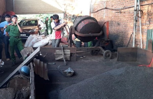 Cà phê vụn và vỏ cà phê được nhuộm đen bằng pin tại cơ sở của bà Loan.