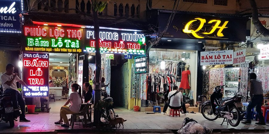 Những cửa hàng còn kinh doanh cặp tóc, bấm lỗ tai trên phố Cầu Gỗ hiện nay.