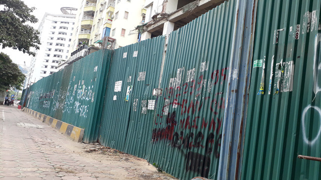 Hiện tại, tòa nhà được quây tôn kín xung quanh, cửa luôn trong tình trạng khóa chặt. Mặt tôn trở thành nơi dán tờ rơi, vẽ quảng cáo nhếch nhác. Hiện tại, tòa nhà được quây tôn kín xung quanh, cửa luôn trong tình trạng khóa chặt. Mặt tôn trở thành nơi dán tờ rơi, vẽ quảng cáo nhếch nhác.