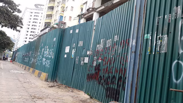 Hiện tại, tòa nhà được quây tôn kín xung quanh, cửa luôn trong tình trạng khóa chặt. Mặt tôn trở thành nơi dán tờ rơi, vẽ quảng cáo nhếch nhác.