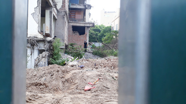 Sau một thời gian "bỏ hoang", ngừng thi công. Trong ngày 9.5, khu vực này xuất hiện một số người dọn dẹp, múc xúc hoạt động liên tục. Sau một thời gian "bỏ hoang", ngừng thi công. Trong ngày 9.5, khu vực này xuất hiện một số người dọn dẹp, múc xúc hoạt động liên tục.