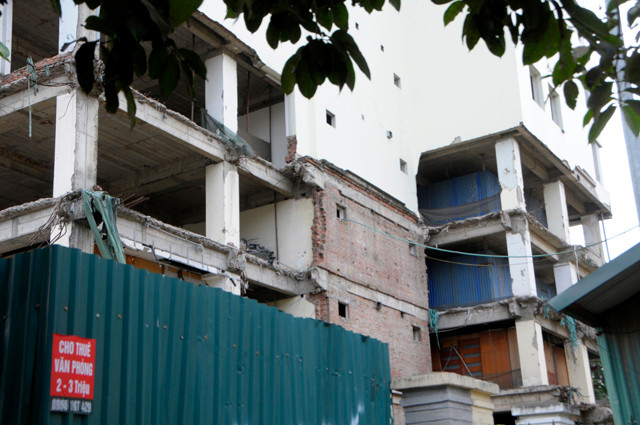 Trong đó, diện tích xây dựng 900m2. Với chiều cao 9 tầng, tòa nhà cung cấp tổng diện tích cho thuê 5.600m2, với mặt bằng khoảng 600m2/sàn, thiết kế hiện đại theo tiêu chuẩn quốc tế, không gian rộng, thoáng. Trong đó, diện tích xây dựng 900m2. Với chiều cao 9 tầng, tòa nhà cung cấp tổng diện tích cho thuê 5.600m2, với mặt bằng khoảng 600m2/sàn, thiết kế hiện đại theo tiêu chuẩn quốc tế, không gian rộng, thoáng.