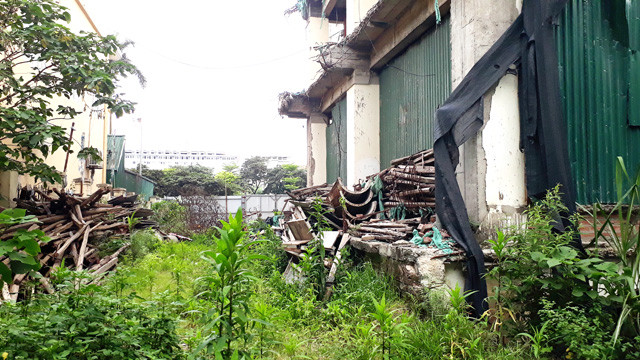 Các hạng mục của công trình đã có dấu hiệu xuống cấp rõ rệt như bong tróc, hoen gỉ, cây, cỏ mọc um tùm phía chân tòa nhà. Tuy là Dự án bỏ hoang nhưng hiện không ít các website vẫn đăng tải thông tin cho thuê với giá cao khiến dư luận hoang mang. Các hạng mục của công trình đã có dấu hiệu xuống cấp rõ rệt như bong tróc, hoen gỉ, cây, cỏ mọc um tùm phía chân tòa nhà. Tuy là Dự án bỏ hoang nhưng hiện không ít các website vẫn đăng tải thông tin cho thuê với giá cao khiến dư luận hoang mang.