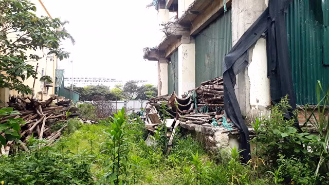 Các hạng mục của công trình đã có dấu hiệu xuống cấp rõ rệt như bong tróc, hoen gỉ, cây, cỏ mọc um tùm phía chân tòa nhà. Tuy là Dự án bỏ hoang nhưng hiện không ít các website vẫn đăng tải thông tin cho thuê với giá cao khiến dư luận hoang mang.