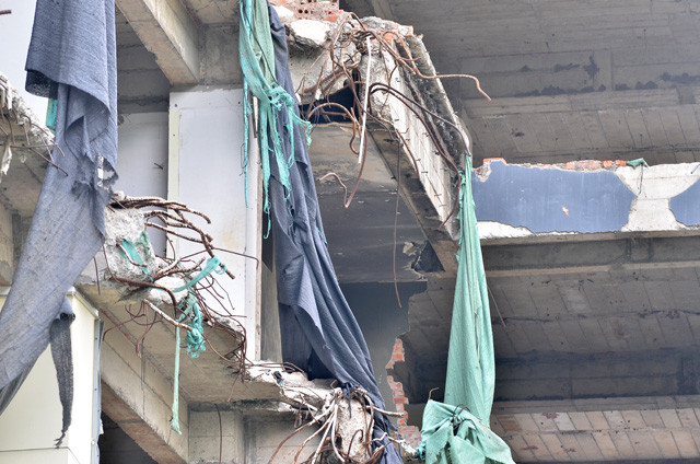 Tuy nhiên, trong quá trình xây dựng, Dự án này lại tồn tại nhiều vấn đề và nhận được nhiều đơn thư phản ánh của cư dân thuộc khu D11 (Trần Thái Tông, phường Dịch Vọng Hậu, quận Cầu Giấy) bởi lý do gây ảnh hưởng lớn đến cuộc sống của người dân. Tuy nhiên, trong quá trình xây dựng, Dự án này lại tồn tại nhiều vấn đề và nhận được nhiều đơn thư phản ánh của cư dân thuộc khu D11 (Trần Thái Tông, phường Dịch Vọng Hậu, quận Cầu Giấy) bởi lý do gây ảnh hưởng lớn đến cuộc sống của người dân.