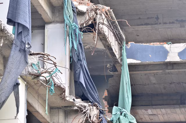 Tuy nhiên, trong quá trình xây dựng, Dự án này lại tồn tại nhiều vấn đề và nhận được nhiều đơn thư phản ánh của cư dân thuộc khu D11 (Trần Thái Tông, phường Dịch Vọng Hậu, quận Cầu Giấy) bởi lý do gây ảnh hưởng lớn đến cuộc sống của người dân.