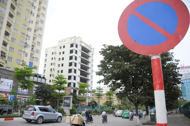 Theo Đội Thanh tra xây dựng quận Cầu Giấy cho biết, quá trình thi công do dự án chưa đủ các điều kiện pháp lý về xây dựng nên công trình đã bị dừng. Hiện chủ đầu tư cũng đang làm các thủ tục điều chỉnh quy hoạch nên chưa rõ khi nào mới có thể hoàn thiện. Theo Đội Thanh tra xây dựng quận Cầu Giấy cho biết, quá trình thi công do dự án chưa đủ các điều kiện pháp lý về xây dựng nên công trình đã bị dừng. Hiện chủ đầu tư cũng đang làm các thủ tục điều chỉnh quy hoạch nên chưa rõ khi nào mới có thể hoàn thiện.