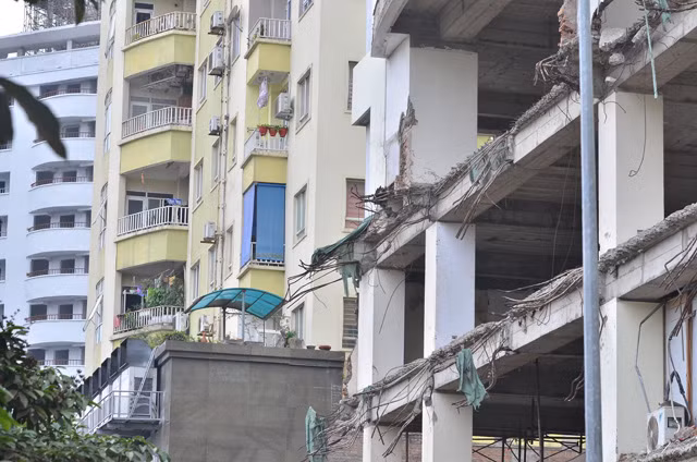 Mặt tiền của tòa nhà như bị đập phá nham nhở trơ ra những thanh sắt hoen gỉ.