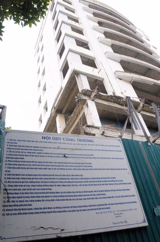 Ghi nhận của PV Dân Việt cho thấy, tòa nhà LOD Building tọa lạc tại số 38 Trần Thái Tông. Dự án do Cty CP Hợp tác Lao động Nước ngoài (LOD) làm chủ đầu tư, đơn vị nhận chuyển nhượng Dự án là Tập đoàn Phúc Lộc.