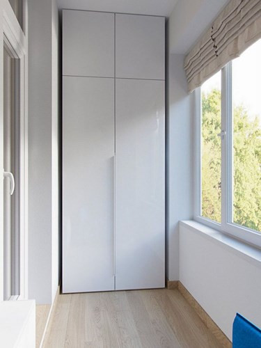 Tủ quần áo màu trắng được sắp xếp vừa vặn trong một góc.