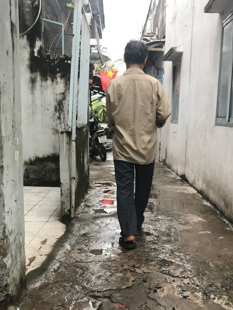 Ông Ba Vương ngày ngày đi bán vé số, không dám trở về quê vì xấu hổ.