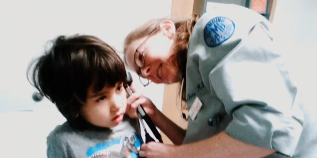 Bác sĩ nhi khoa Lương trung bình năm: 168.990 USD Tăng trưởng việc làm dự báo (2016-2026): 17,8%.