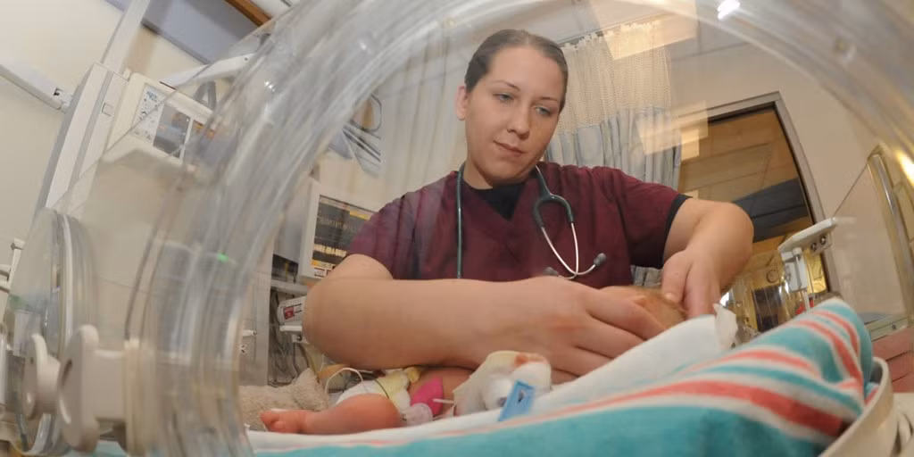 Bác sĩ phụ khoa Lương trung bình năm: 234.310 USD Tăng trưởng việc làm dự báo (2016-2026): 17,9%