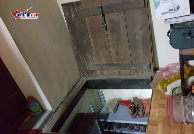 Trước đây, ngôi nhà này có 1 cầu thang gỗ dẫn lên tầng 2 nhưng khi phần diện tích đó không thuộc sở hữu của gia đình ông Quế nữa thì ông dùng lối phụ này để lên gác.