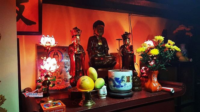 Ông Quế cho biết, 3 pho tượng Phật này có tuổi đời gần 300 năm. Bà nội ông Quế là một phật tử vì vậy bà đã dành 1 góc trang trọng ở tầng 2 làm nơi thờ phật và tụng kinh hàng ngày.