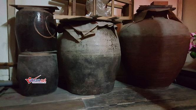 Những chiếc thạp và lu này được chủ nhân dùng để đựng thuốc bắc. Ông Quế cho hay, chúng có tuổi đời gần 100 năm.