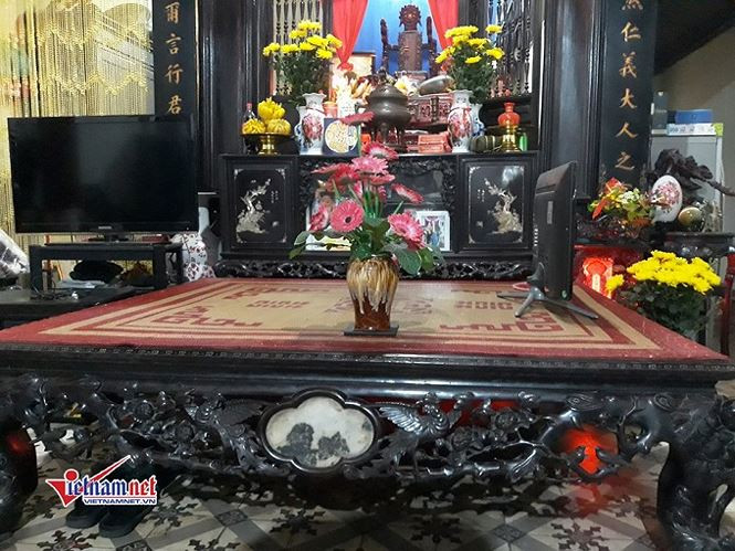 Chiếc sập 4 mặt, chạm trổ chim phượng và hoa một cách cầu kỳ, tinh xảo bằng loại gỗ quý hiếm. Theo ông Quế, chiếc sập này có từ thời các cụ để lại. Trước đây, có người chơi cổ vật đến nhà thấy chiếc sập quý, họ sẵn sàng bỏ ra số tiền rất lớn để mua. Tuy nhiên ông từ chối vì ngoài giá trị về tiền bạc, nó có nhiều giá trị về tinh thần và tâm linh đối với gia đình ông.