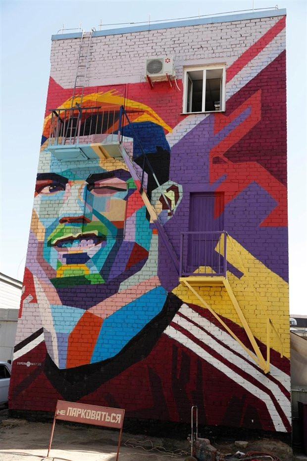 Được biết Messi suýt nữa cũng có một tác phẩm như thế này tại Kazan, nhưng thị trưởng thành phố - Ilsur Metshin kế hoạch này vì nhiều lý do đã không được thực hiện.