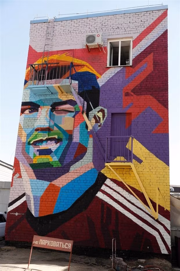 Được biết Messi suýt nữa cũng có một tác phẩm như thế này tại Kazan, nhưng thị trưởng thành phố - Ilsur Metshin kế hoạch này vì nhiều lý do đã không được thực hiện.