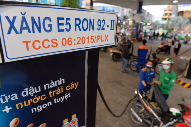 Xăng E5 RON 92 là xăng được phối trộn với tỷ lệ 5% ethanol. Ảnh minh họa: V. Dũng.