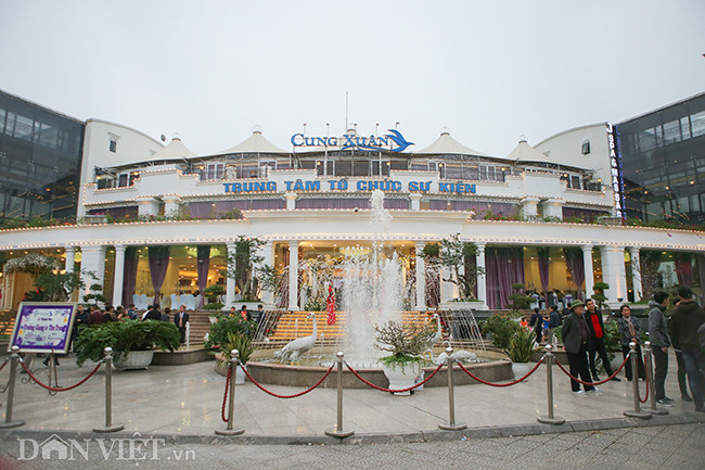 Ngay thẳng hướng cổng vào là trung tâm tiệc cưới "khủng" núp bóng công trình kỷ niệm 1000 năm Thăng Long - Hà Nội, nơi thường xuyên tấp nập người ra vào và tiếng nhạc xập xình, ồn ào bất kể sáng, tối.