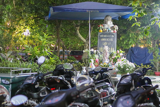Tượng đài tôn vinh vị nữ anh hùng Võ Thị Sáu nằm trong một góc khuất ít ai để ý giữa bãi gửi xe bên trong công viên.