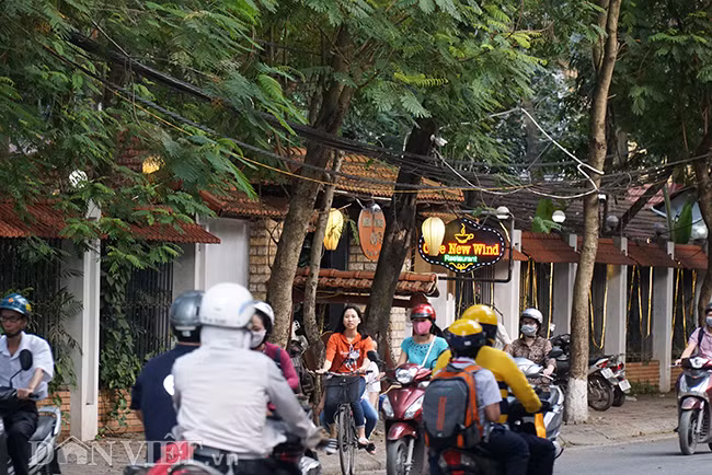 Quán cà phê lớn “bành trướng” không gian công viên Nghĩa Đô. Con phố vốn nhỏ, vào giờ cao điểm thì thường xuyên tắc do ôtô, xe máy đỗ dưới lòng đường và trên vỉa hè để vào quán.