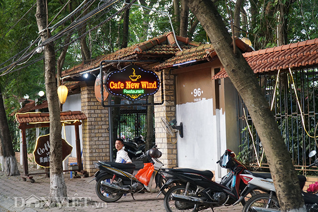 Trong số diện tích 47.000 m2 này ngoài vườn hoa, cây xanh, khu vui chơi ngoài trời, một phần nhỏ diện tích đã bị biến tướng thành nhiều công trình nhà hàng, quán cà phê. Tồn tại nhiều năm ở phần phía tây công viên Nghĩa Đô, trên mặt đường phố Chùa Hà.