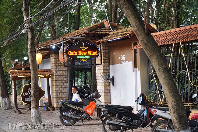 Trong số diện tích 47.000 m2 này ngoài vườn hoa, cây xanh, khu vui chơi ngoài trời, một phần nhỏ diện tích đã bị biến tướng thành nhiều công trình nhà hàng, quán cà phê. Tồn tại nhiều năm ở phần phía tây công viên Nghĩa Đô, trên mặt đường phố Chùa Hà.