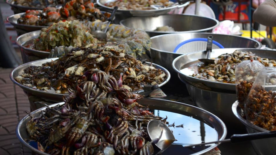 Một trong những món ăn không thể thiếu ở các chợ thực phẩm tại Bangkok là hải sản. Các loại cua, sò, tôm, mực có thể được chế biến sẵn và bán trong gói. Nếu thích, bạn có thể chọn đồ tươi và yêu cầu người bán nấu theo cách mà bạn muốn.